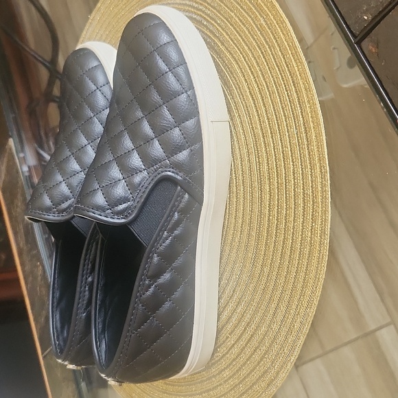 Steve Madden Ecentrcq patent Leather Quilted black Slip on Flat shoes  Size 9.5 - Picture 4 of 7